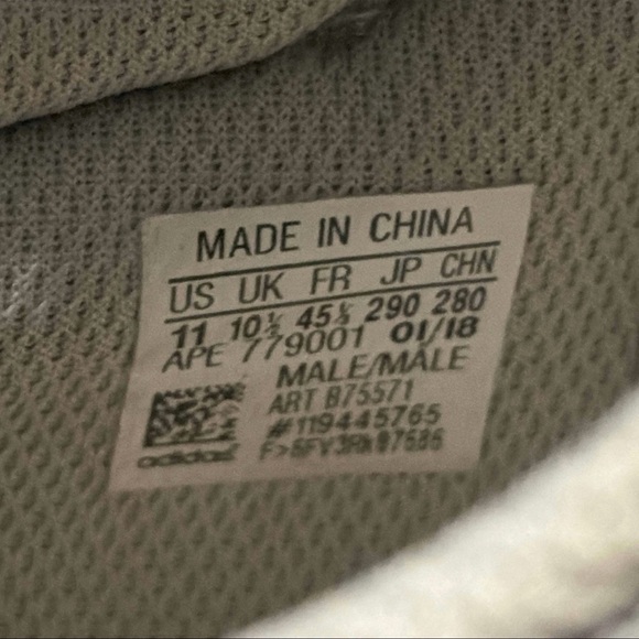 Yeezy 700 - Picture 6 of 7